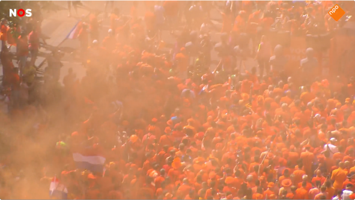 Hossende Oranje-stoet onderweg naar stadion