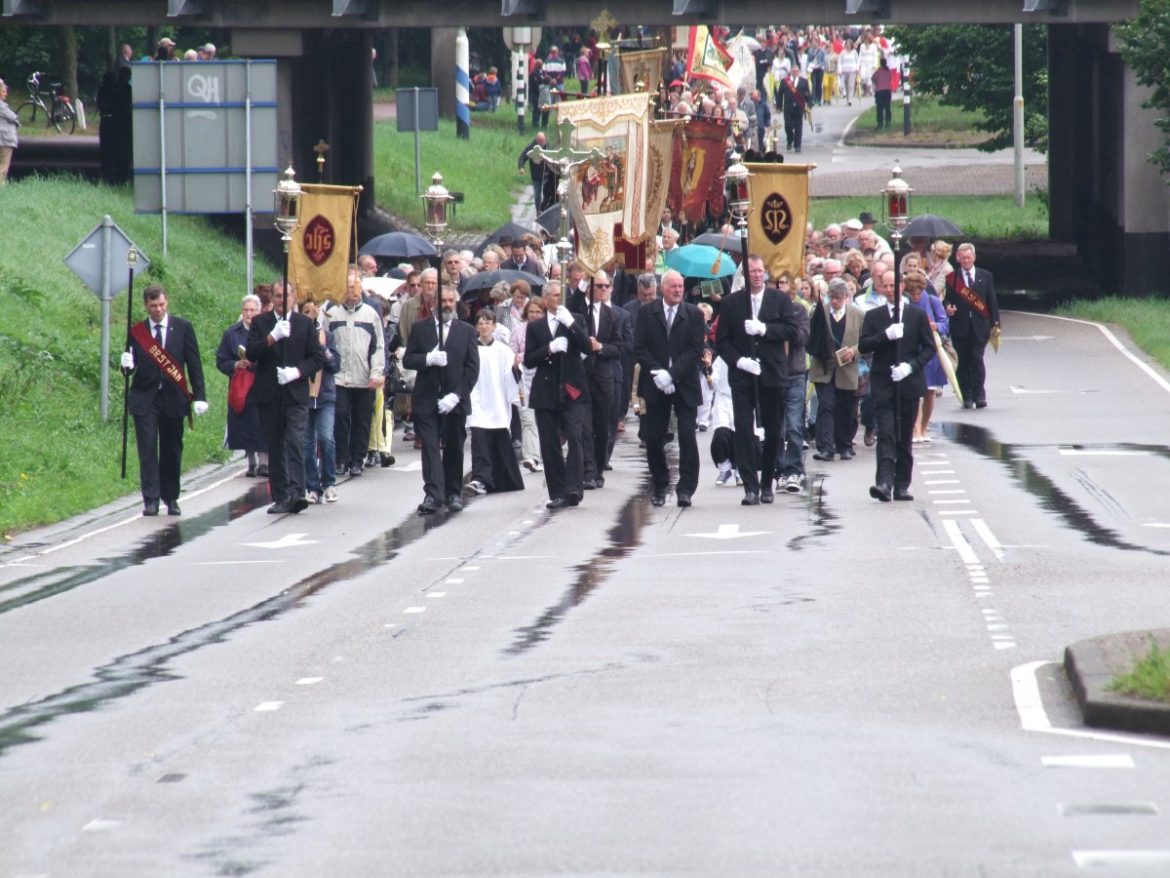 Jaarlijkse Sint Jansprocessie in teken van onrust in de wereld: ‘Bid om vrede’