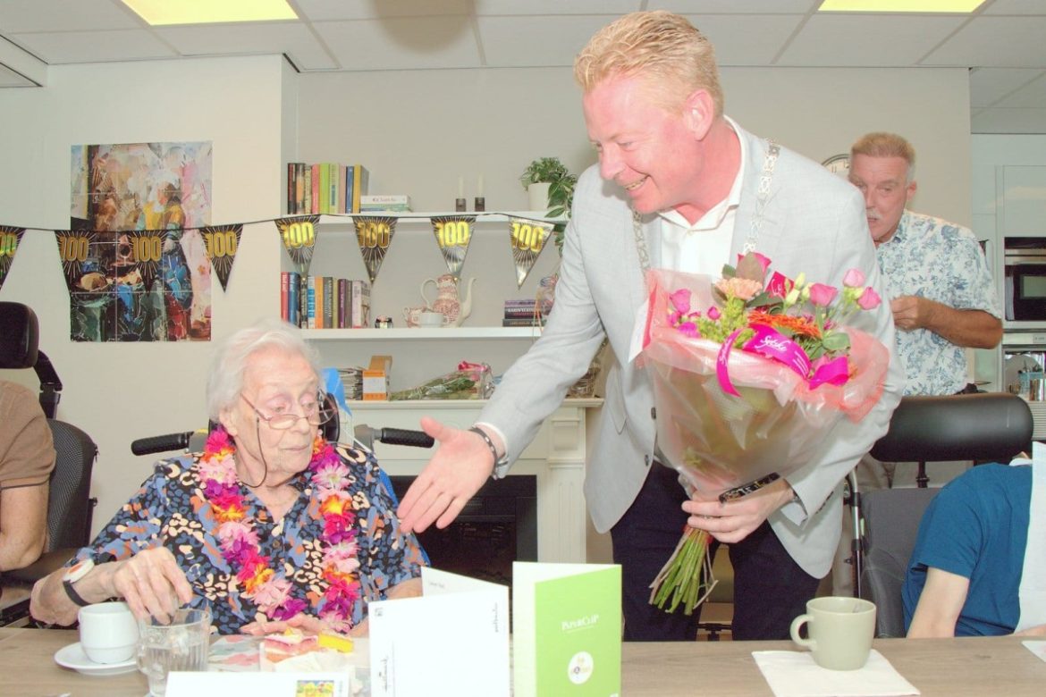 Wethouder Niels Rood feliciteert 100-jarige mevrouw de Graaf-Huijsse