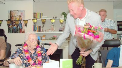 Wethouder Niels Rood feliciteert 100-jarige mevrouw de Graaf-Huijsse