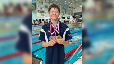 Jonge zwemmer eindigt drie keer op podium: één keer goud en twee keer zilver
