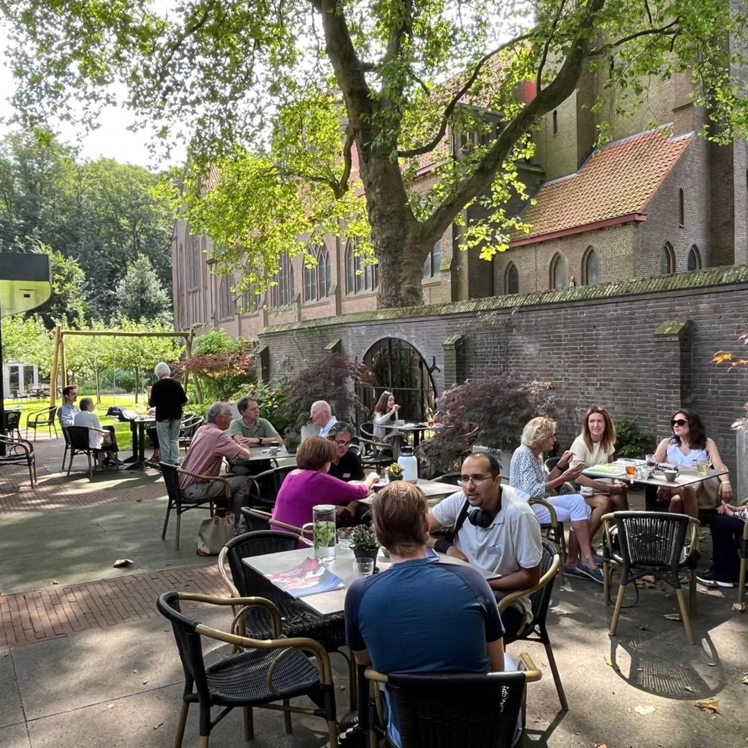 Taalcafé in de kloostertuin…