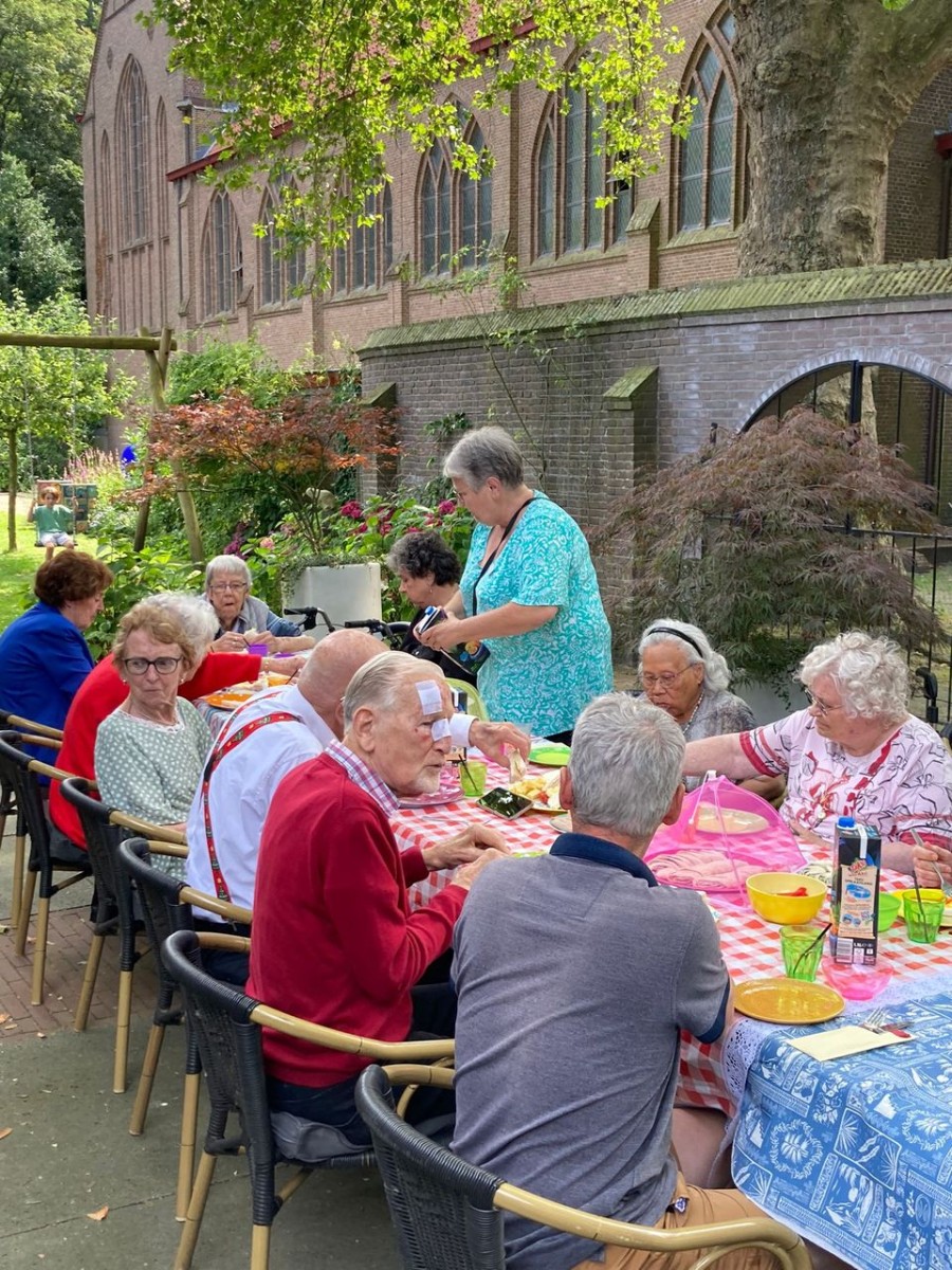 Een gezellige lunch in het Brinkhuis met de King Arthur Groep Laren