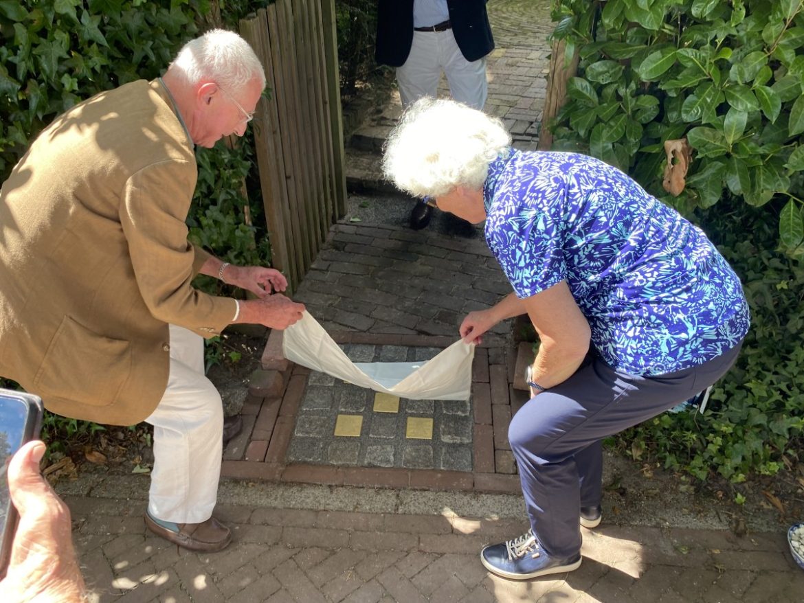 (fotorepo) Indrukwekkende  onthulling Stolpersteine op Bijenstand