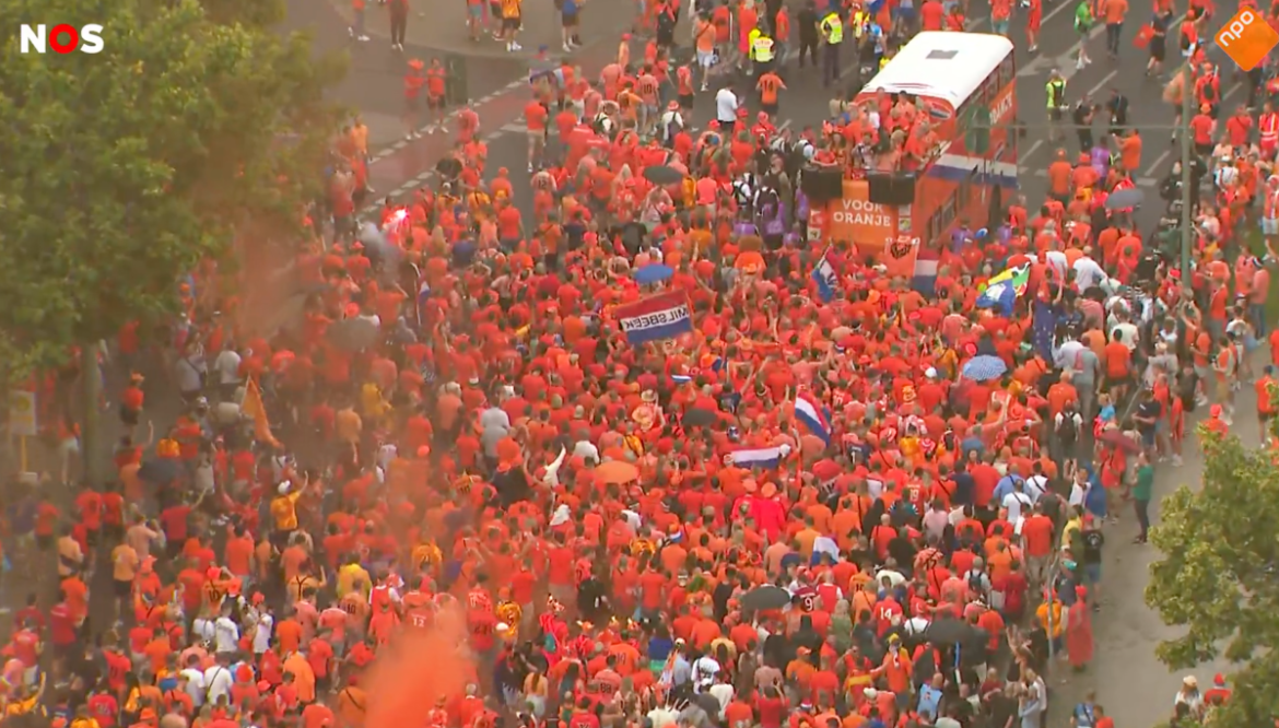 Massale Oranje fanwalk naar Olympiastadion