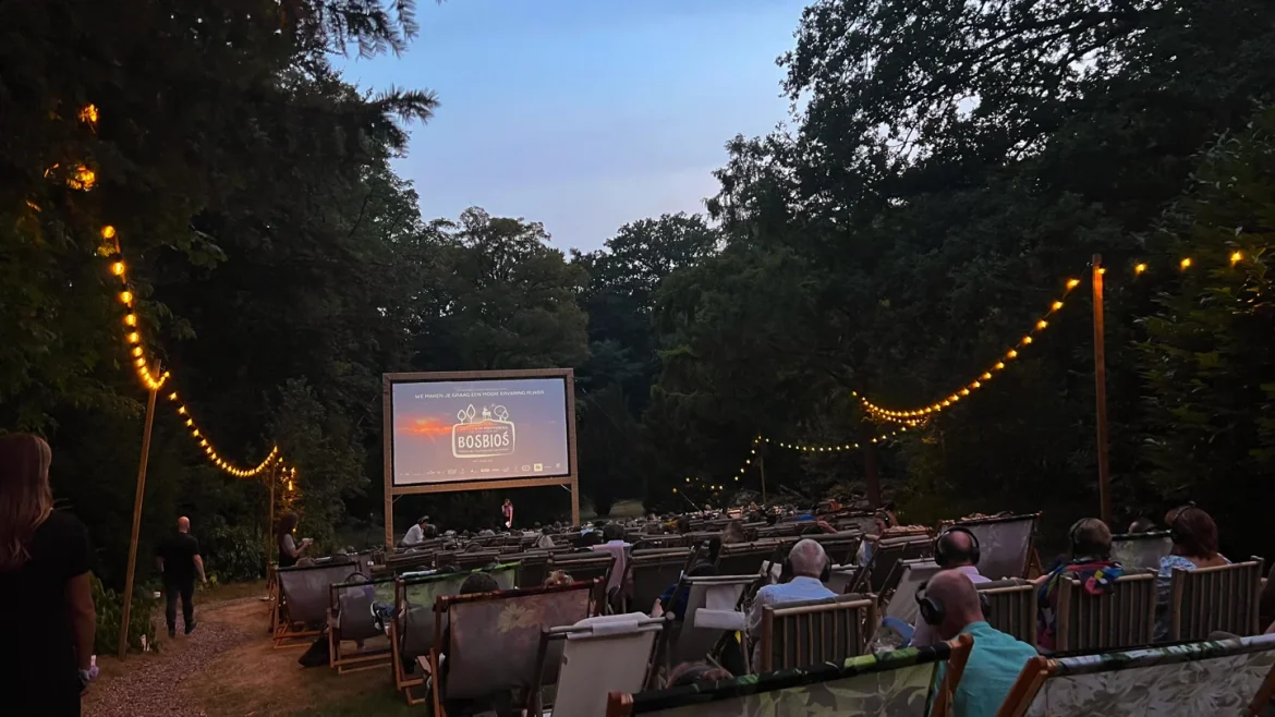 Films kijken in het bos bij de openluchtbioscoop in Hilversum