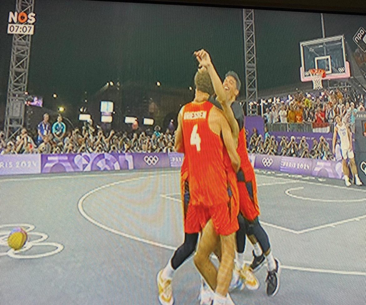 (video) 3×3-basketballers pakken historisch goud