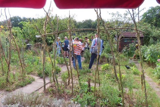 Taalcafé te gast in volkstuintjes complex 2e Ruiterweg