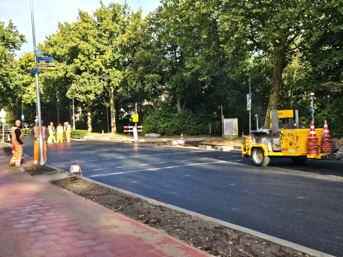 Nieuwe asfaltlaag op Eemnesserweg gelegd; nu de afwerking nog