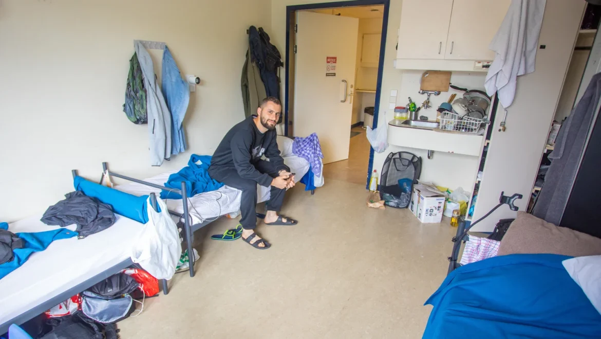 Kijkje achter de voordeur bij AZC in voormalig Tergooi: ‘De slaapkamers zijn goed, maar de keukens en badkamers zijn altijd vies’