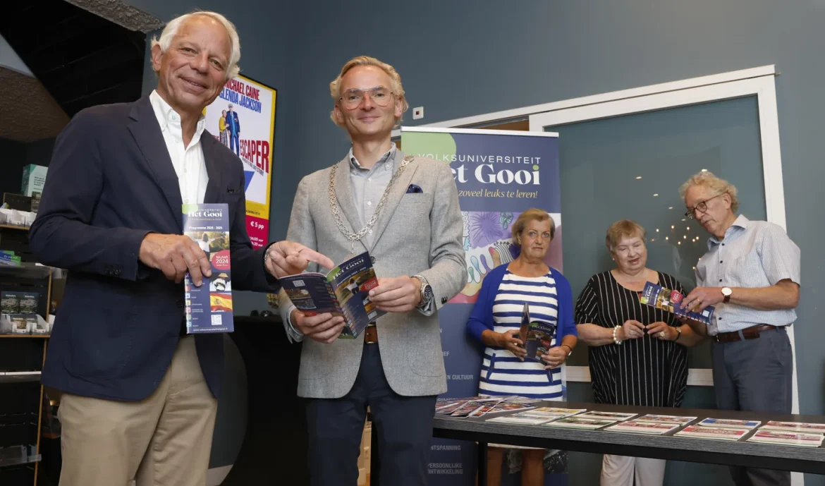 Overhandiging eerste programmaboekje van Volksuniversiteit het Gooi aan Larense burgemeester