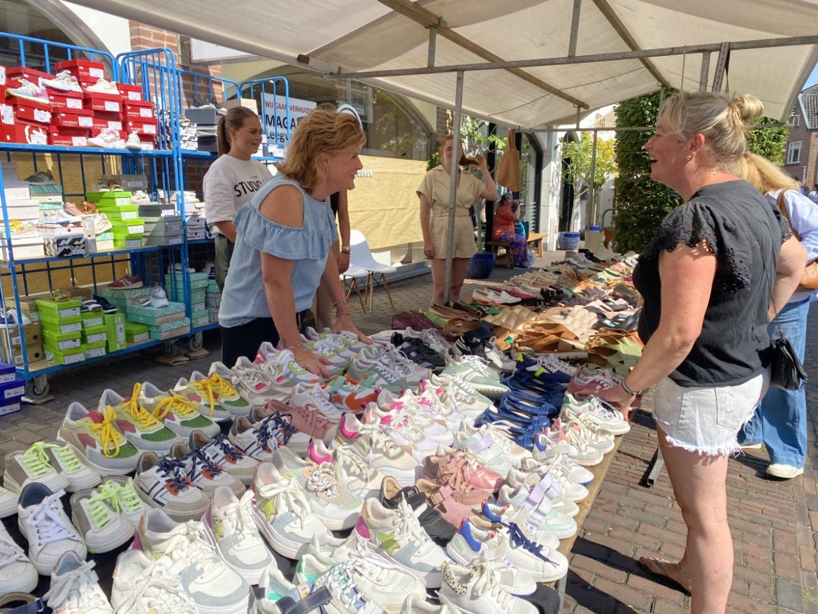 Koopjesjagers en ondernemers maken Streetsale Laren tot groot succes