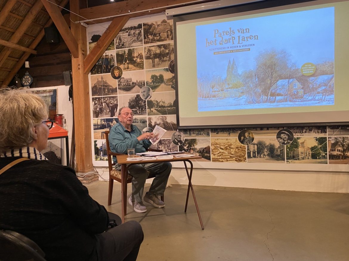 (fotorepo) Wiet de Boer presenteert zijn nieuwe boek ‘Parels van het dorp Laren’