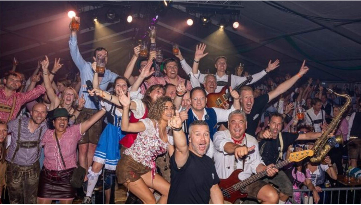 Gevulde bierpullen en schlagermuziek: Vandaag Oktoberfest in Laren 