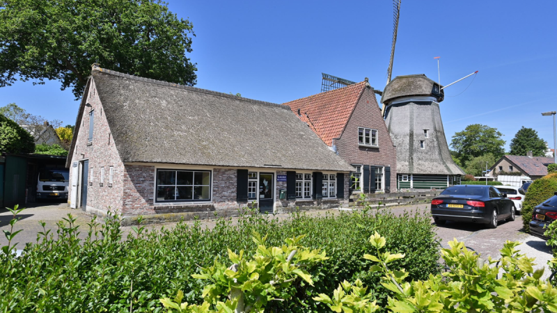 Tongkliefpraktijk wordt nieuwe bestemming  hooischuur en winkel naast Laarder molen