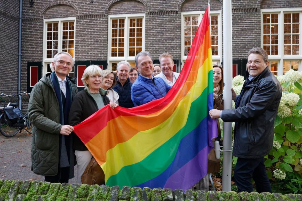 Waarom hangt de vlag ook in Laren?