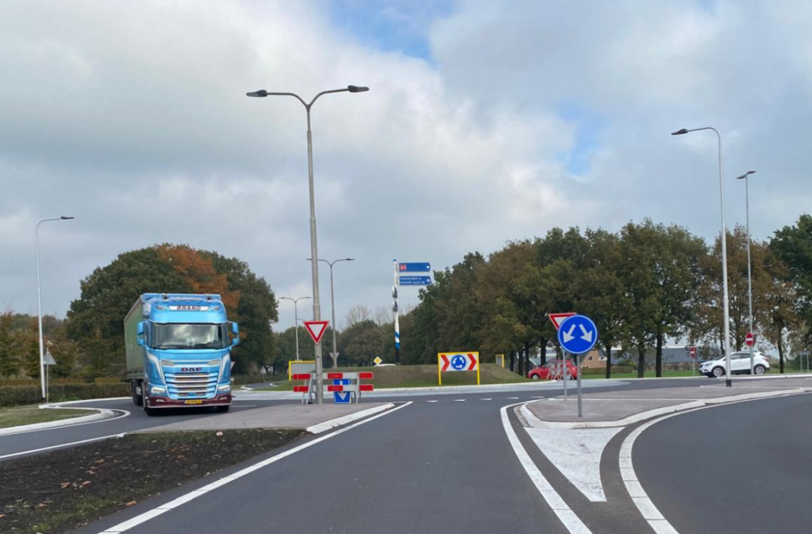 Wakkerendijk afgesloten door plaatsen kunstwerk: geen koe maar een vogelaar op nieuwe rotonde in Eemnes