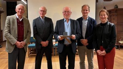 Emil Ludenpenning voor Jan Sevink, de man die alles weet over het ontstaan van de Gooise bodem en aardkundige bijzonderheden