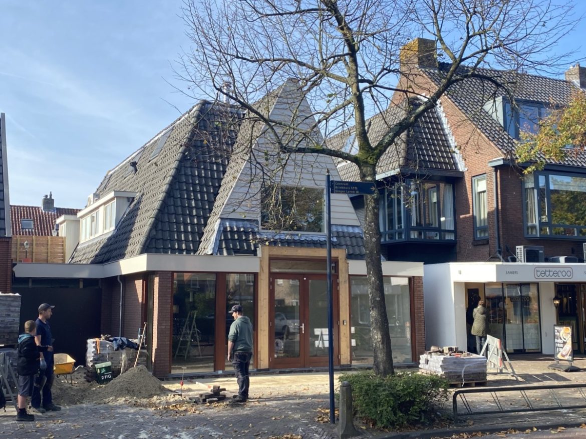 Bestemming oude pand banketbakkerij-lunchroom van Theo Spelthuis onduidelijk, maar géén koffieshop-lunchroom.