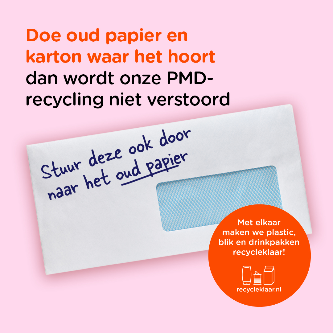 Gooi oud papier en karton bij het oud papier