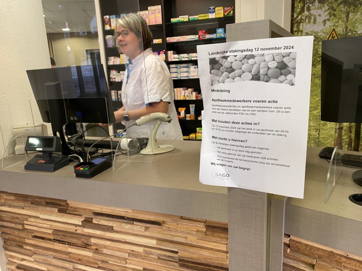 Medewerkers apotheek Zevenend voeren actie voor betere cao en eerlijker loon.