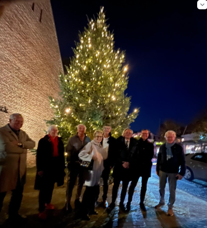 Kerstboom bij Johanneskerk onthuld