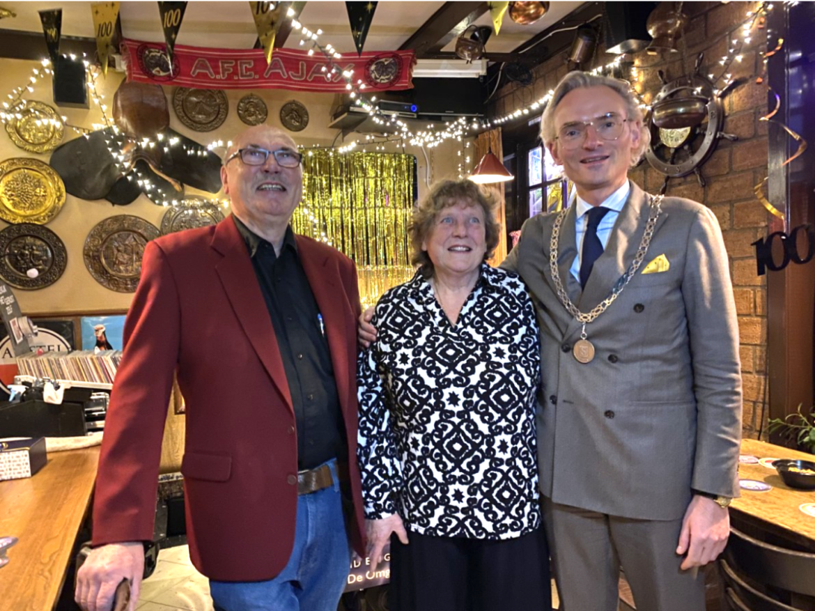 Café De Bijenkorf in Laren bestaat 100 jaar. ‘Het feest ging door tot in de vroege uurtjes’