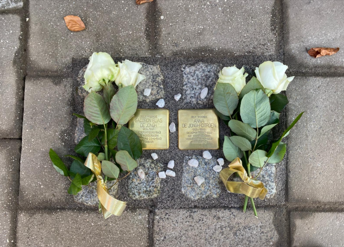 (fotorepo) Stolpersteinen onthuld op Torenlaan 58 voor echtpaar de Jongh-Citroen