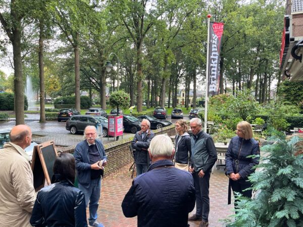 Bol-an wandeling door Laren met Leo Janssen