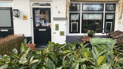 Karin Calis heeft weggeefkastje in de tuin: ‘Er is veel verborgen armoede in de Zevenend-buurt’