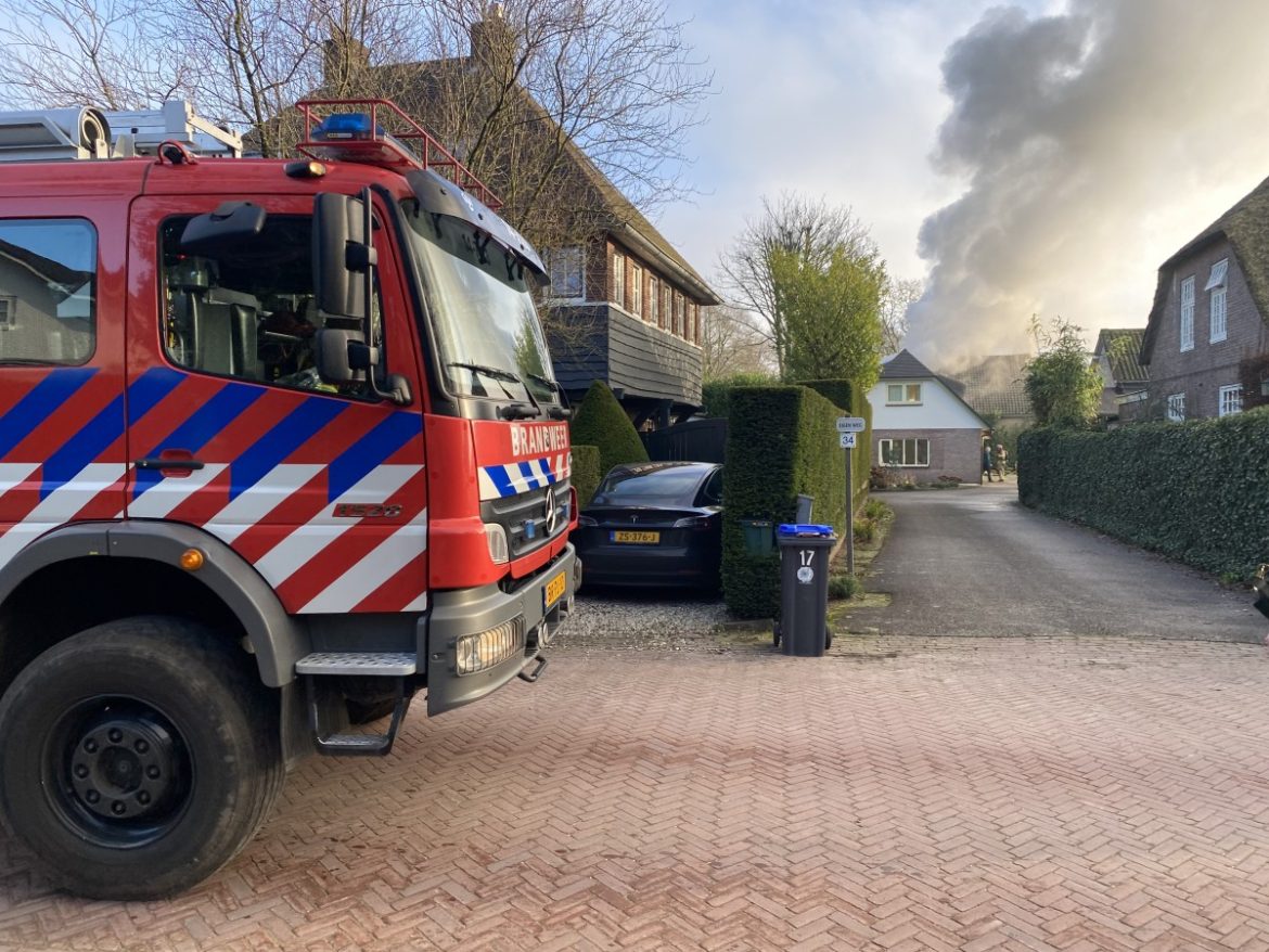 Veel rook bij brand op Veldweg