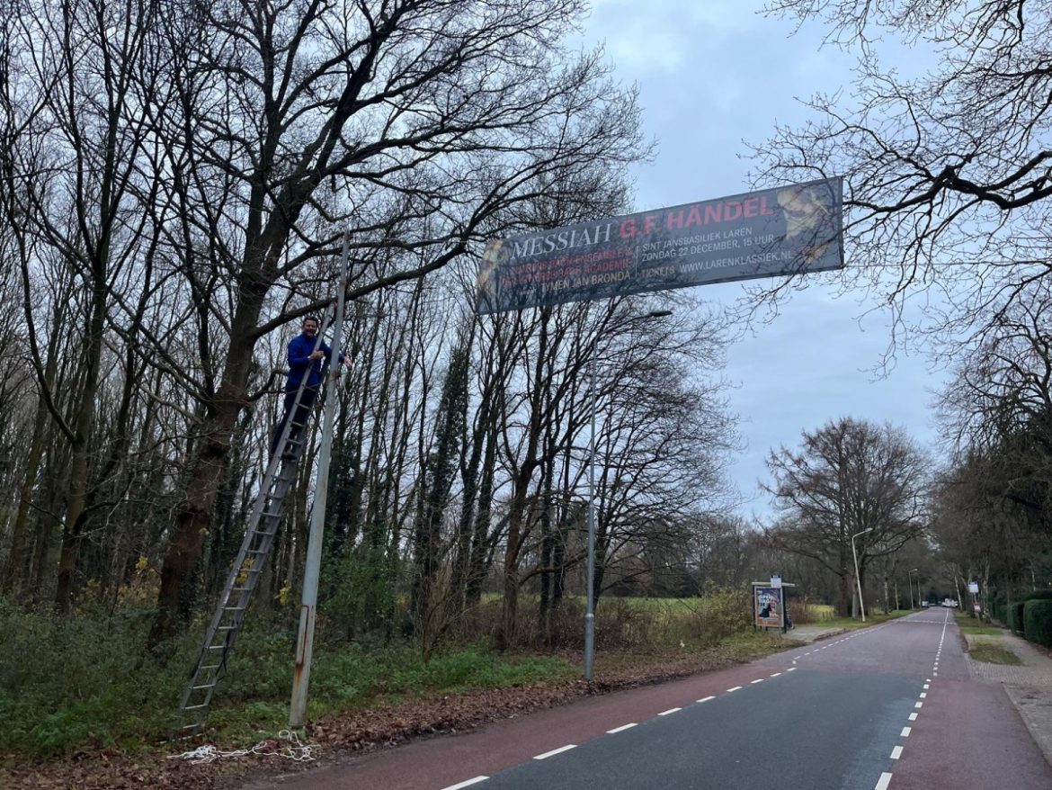 De spandoeken hangen, de borden geplaatst