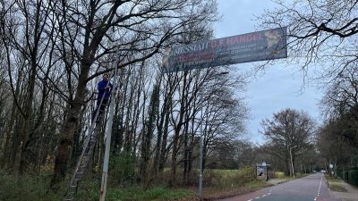 De spandoeken hangen, de borden geplaatst