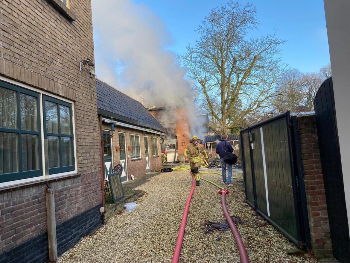 Brand op Veldweg in Laren in bijgebouw (voormalige kaasfabriek)