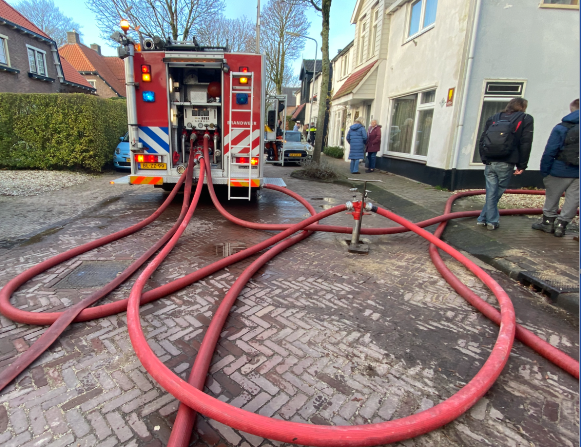 Brand in bijgebouw in Laren onder controle [update]