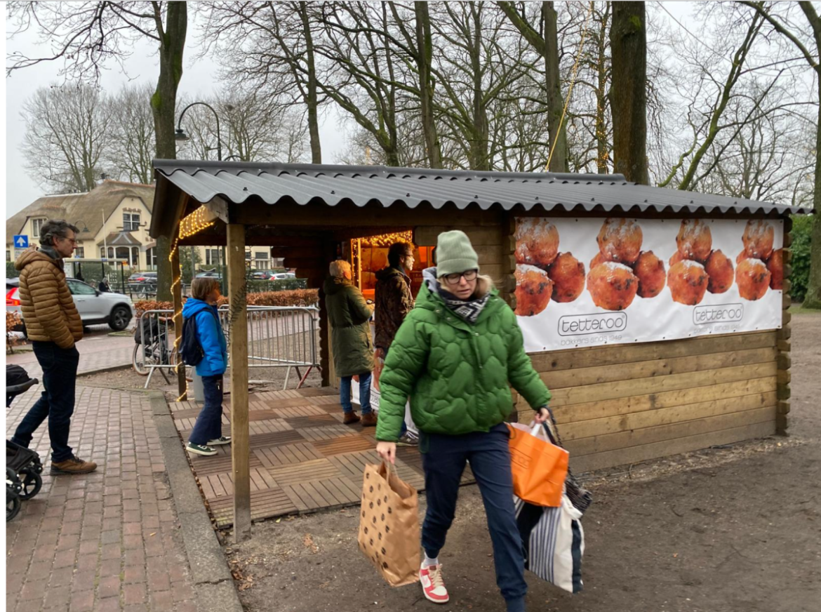 Lange rijen voor de oliebollenkraam ‘Ze zijn niet aan te slepen’