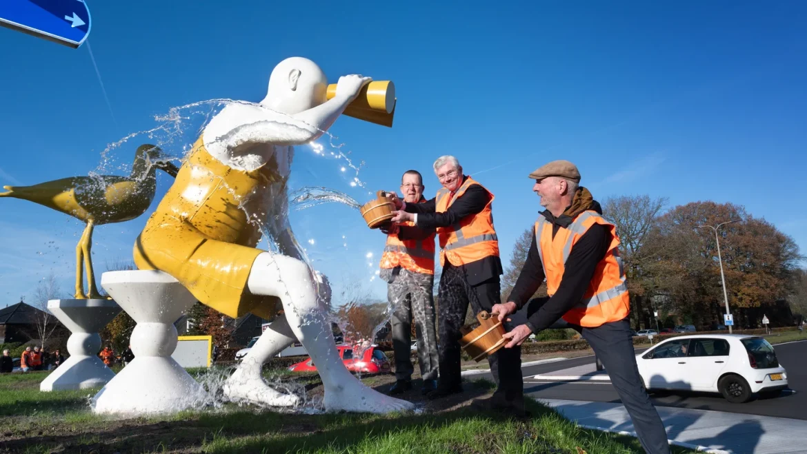 Nieuwe rotonde Eemnes ingewijd met ‘flinke scheut Zuiderzeewater’