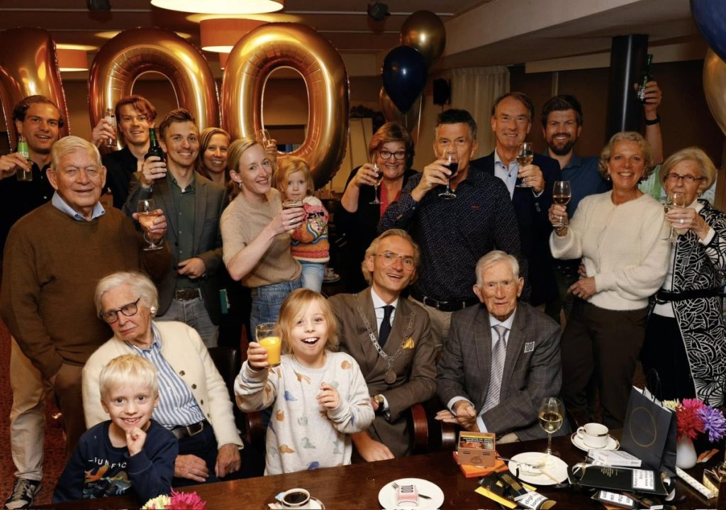 Kan een afbeelding zijn van 14 mensen en lachende mensen