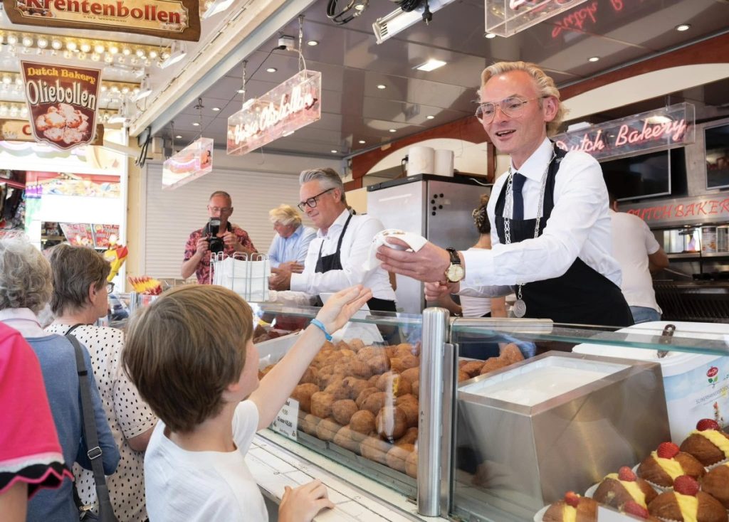 Kan een afbeelding zijn van 8 mensen en tekst