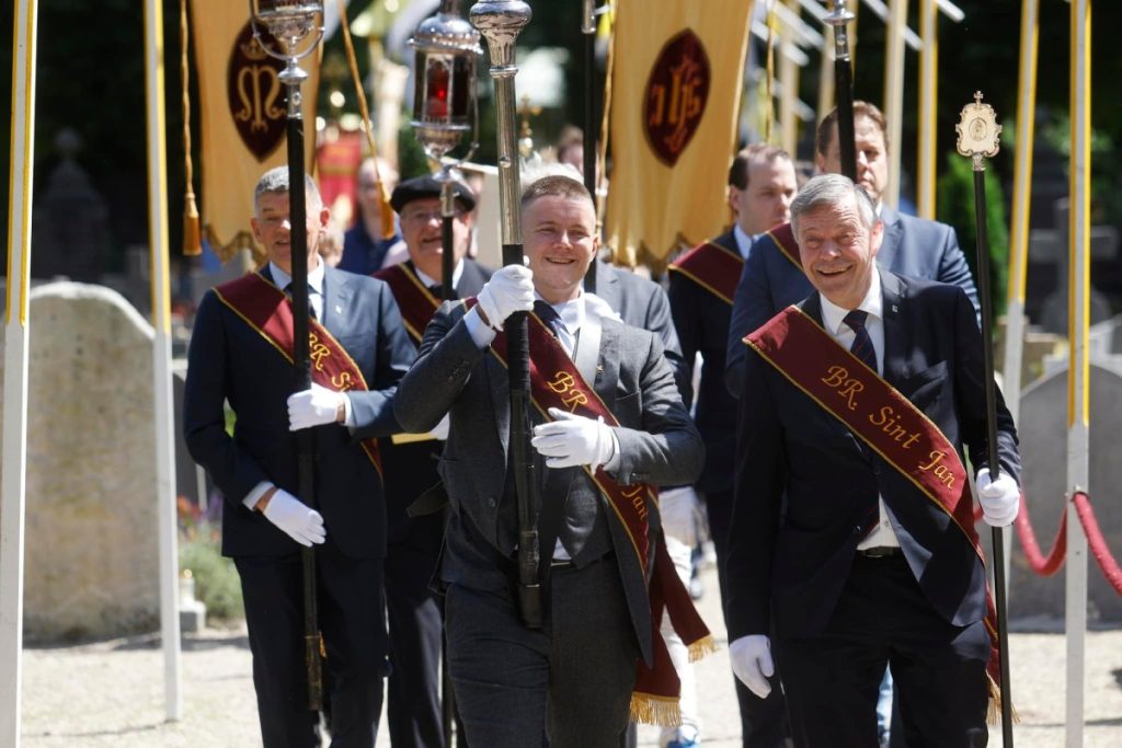 Kan een afbeelding zijn van 3 mensen, Graf van de onbekende soldaat en tekst