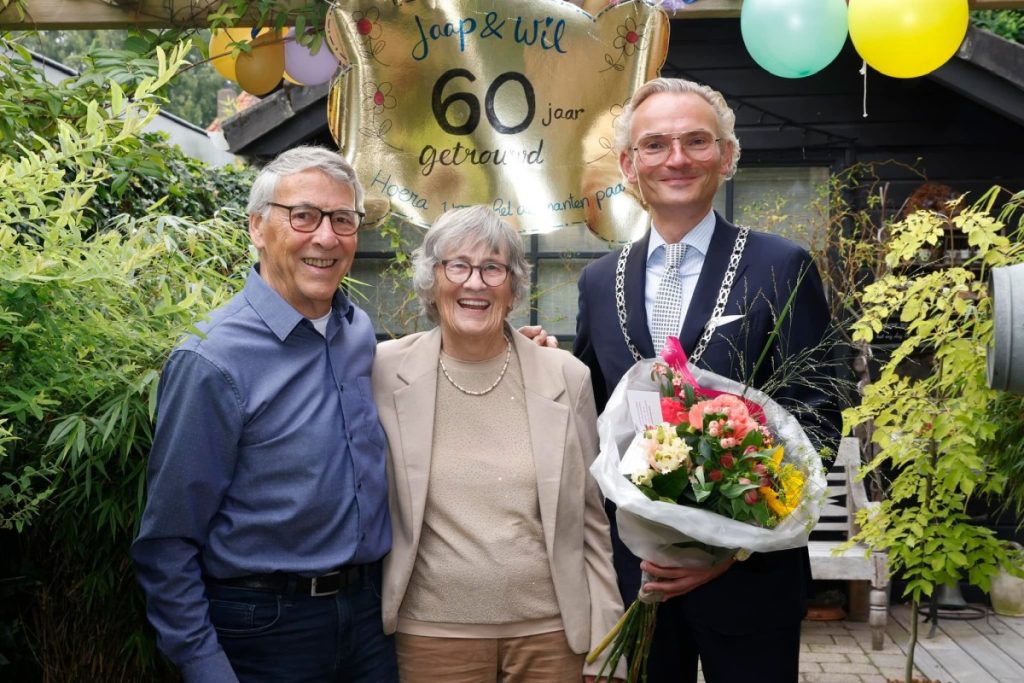 Kan een afbeelding zijn van 3 mensen en tekst