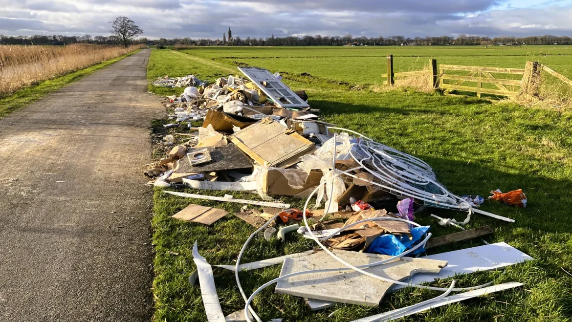 Dumping van bouwafval in Eemnesser polder: ‘Schaamteloze hufters’