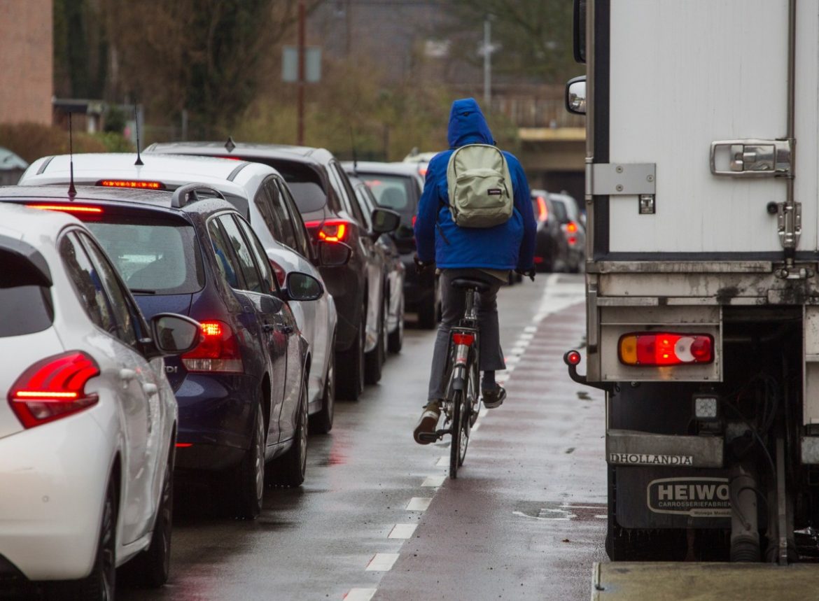 De verwachting is dat het aantal slachtoffers in het verkeer de komende jaren stijgt. Hoe maken we het verkeer veiliger?