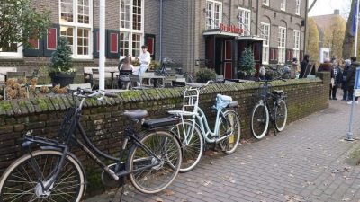 Herinrichting parkeerplaatsen voor het Brinkhuis