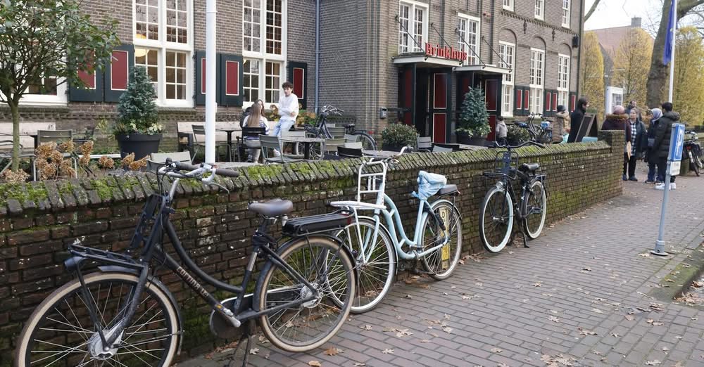 Herinrichting parkeerplaatsen voor het Brinkhuis