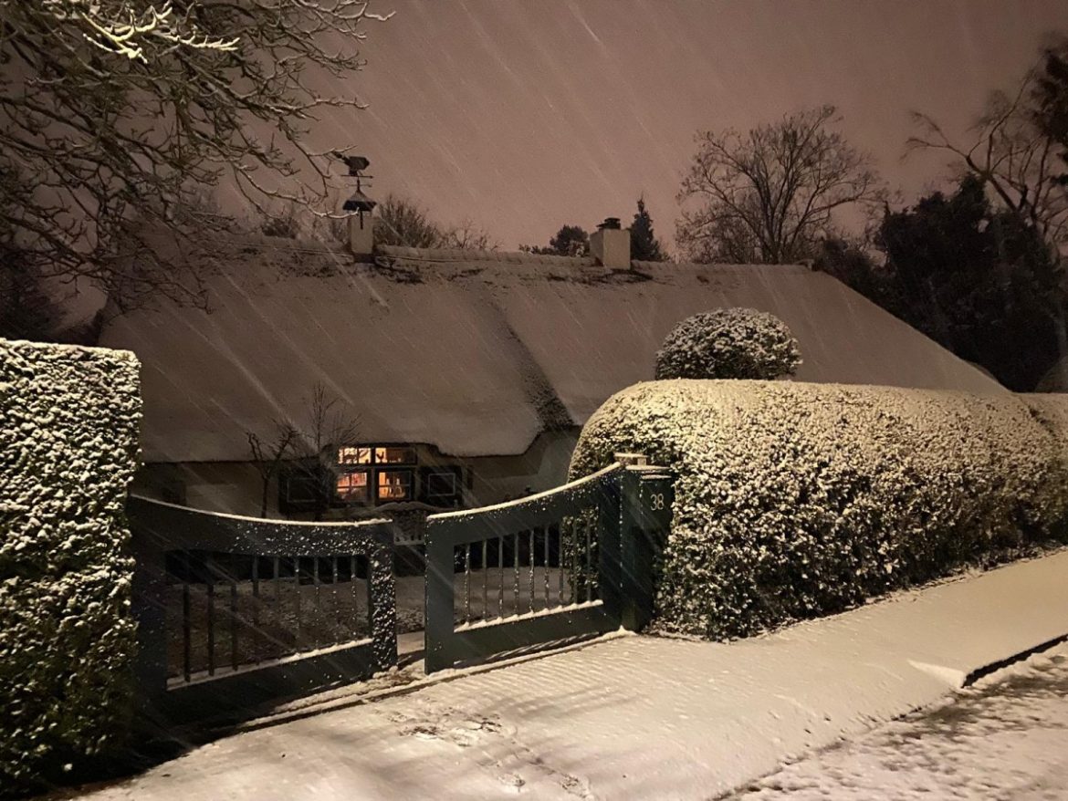 Code geel: Dunne laag sneeuw:let op gladheid!