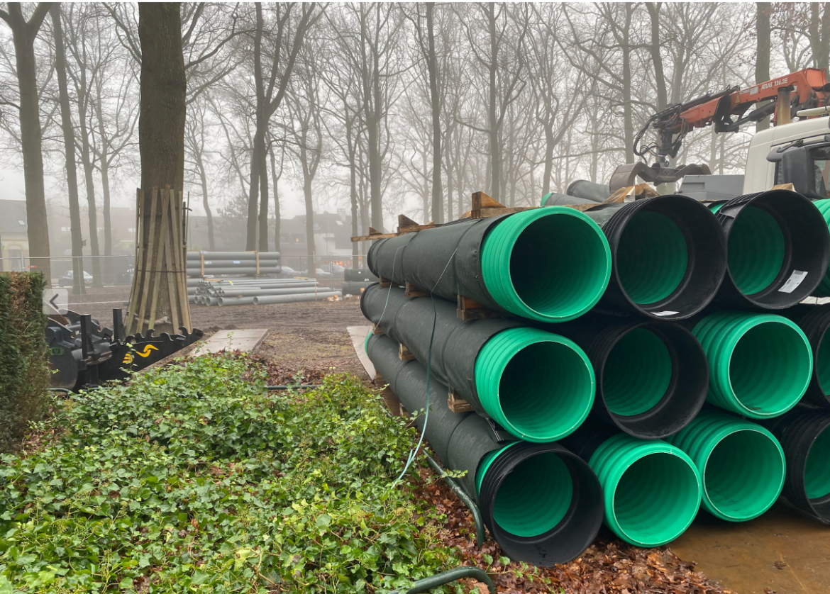 Aanleg natuurvijver op de Brink in Laren gestart: ‘Ik heb er het volste vertrouwen in’