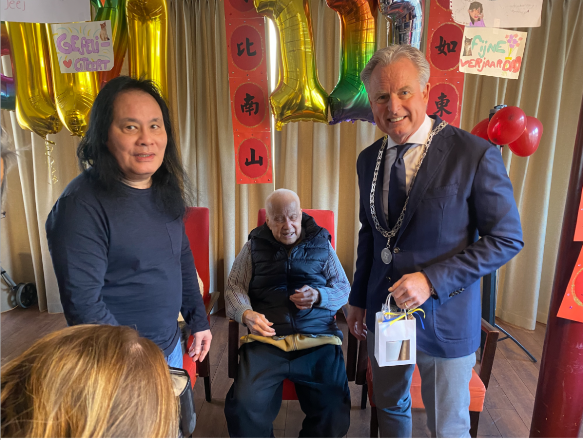 Loco-burgemeester Jan van Midden huldigt zijn oudste inwoner (111 jaar) , die nu de oudste inwoner is van Nederland, Benelux en Europa op 1 na1