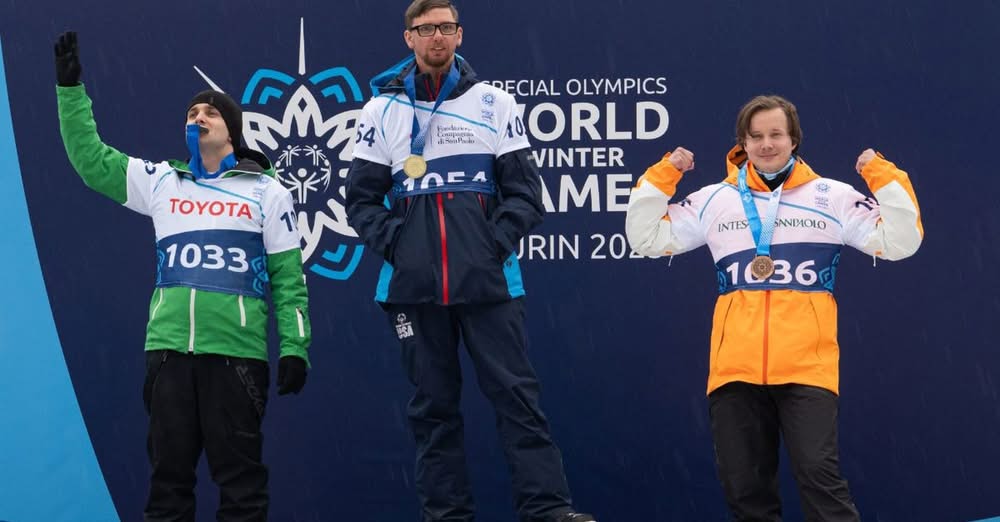 Snowboarder Thomas Dissevelt uit Laren wint brons op Special Olympics World Winter Games