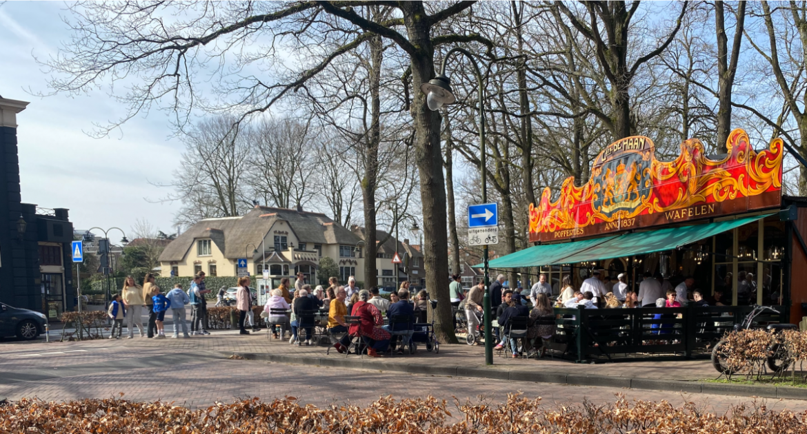 De poffertjeskraam staat weer op zijn vertrouwde plek op de Brink in Laren: ’In januari begint het al te kriebelen’ 